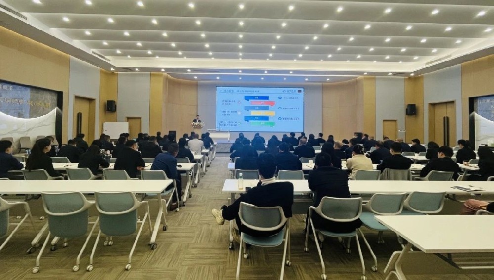 言传身教 学无止境|爱游戏最新官网_爱游戏(中国)
集团开展成本控制专项培训